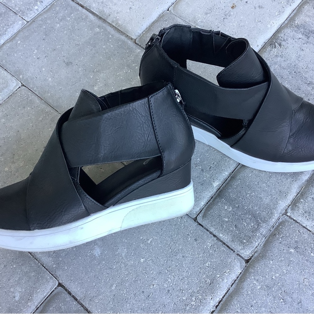 Journey Collection- SEENA- Cut out wedge sneaker- size 7- Black faux leather
